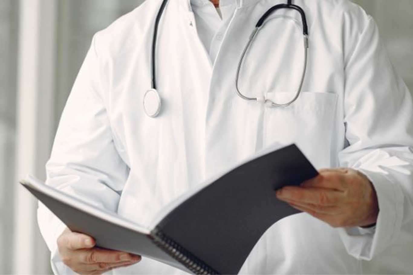 Uzman çavuşun kendisini darp ettiğini iddia eden doktor ihraç edildi